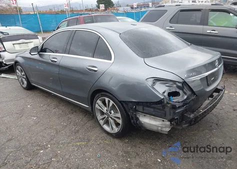 2018 Mercedes-Benz C 300 z USA, uszkodzony, nr VIN 55SWF4JB4JU275114
